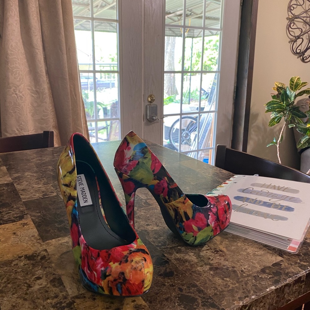 Steve Madden almond toe heel